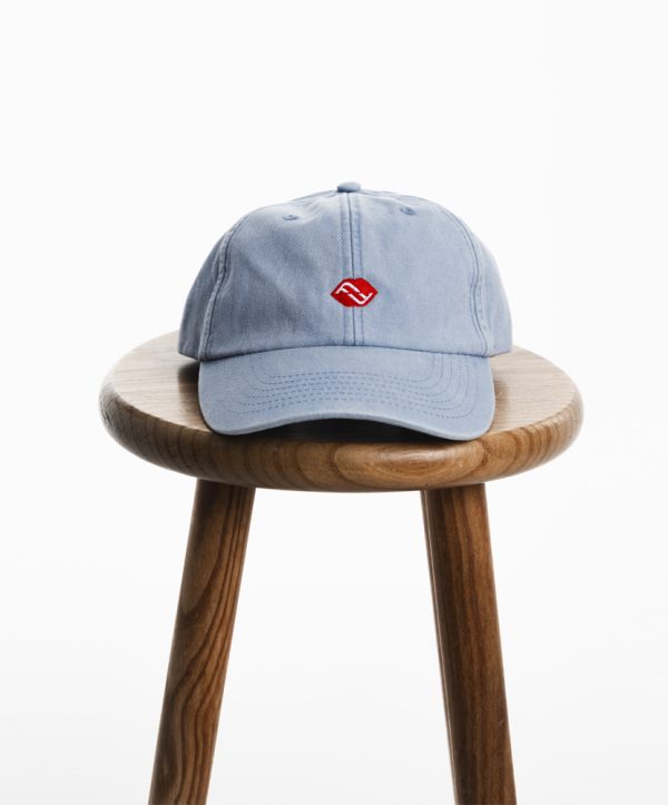 Gorra azul con logo bordado y cierre ajustable Gorra azul con logo bordado y cierre ajustable