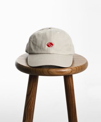 Gorra blanca con logo bordado y cierre ajustable