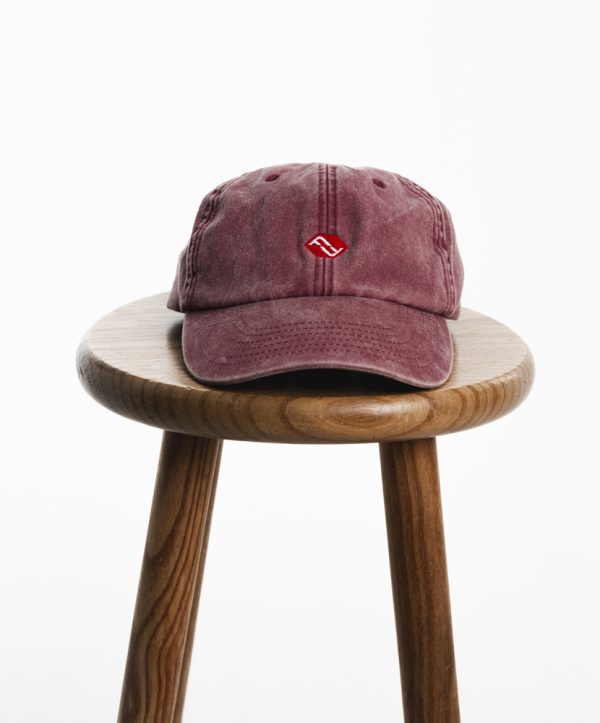Gorra granate con logo bordado y cierre ajustable Gorra granate con logo bordado y cierre ajustable