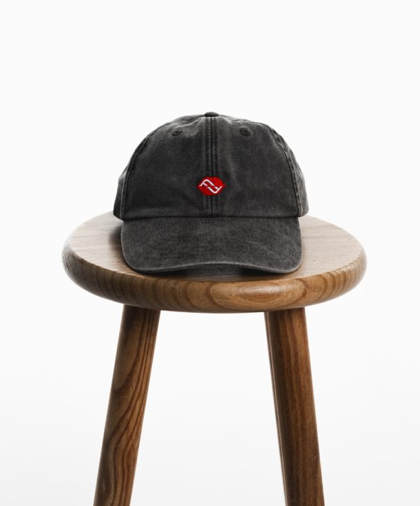 Gorra negra con logo bordado y cierre ajustable Gorra negra con logo bordado y cierre ajustable