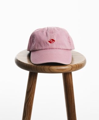 Gorra rosa con logo bordado y cierre ajustable