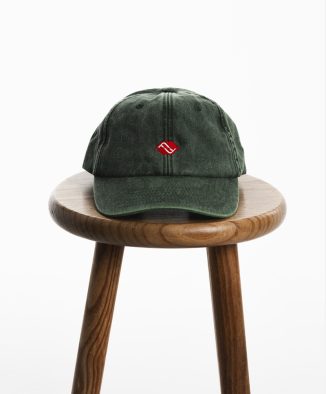 Gorra verde con logo bordado y cierre ajustable